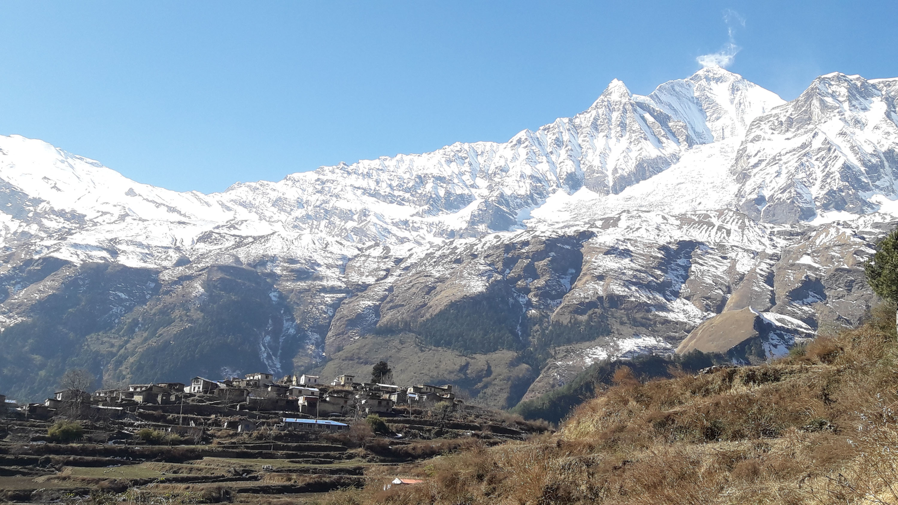 नाउरीकोट गाउँ र पृष्ठभूमिमा देखिएको धौलागिरी हिमाल