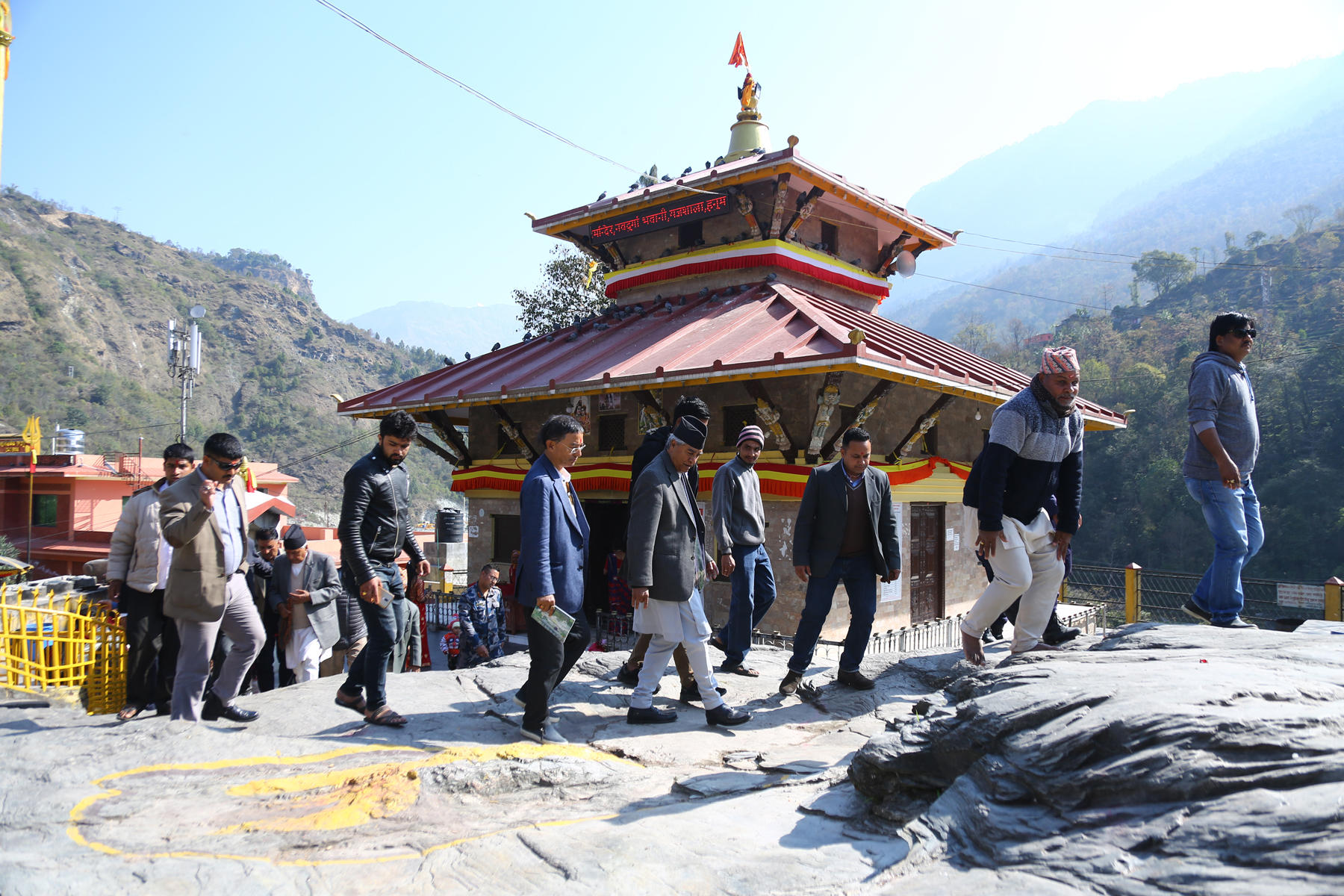 नेपाली काँग्रेसका सभपाति देउवालगायत धार्मिकस्थल गलेश्वर धामको दर्शन गर्दै