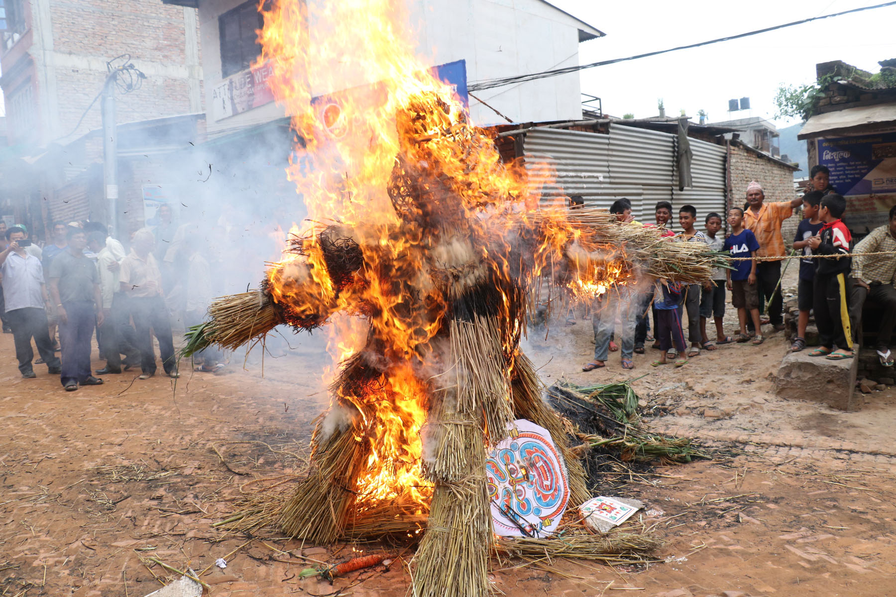 गठे मङ्गलको दिन भक्तपुरमा घण्टाकर्णलाई जलाउँदै