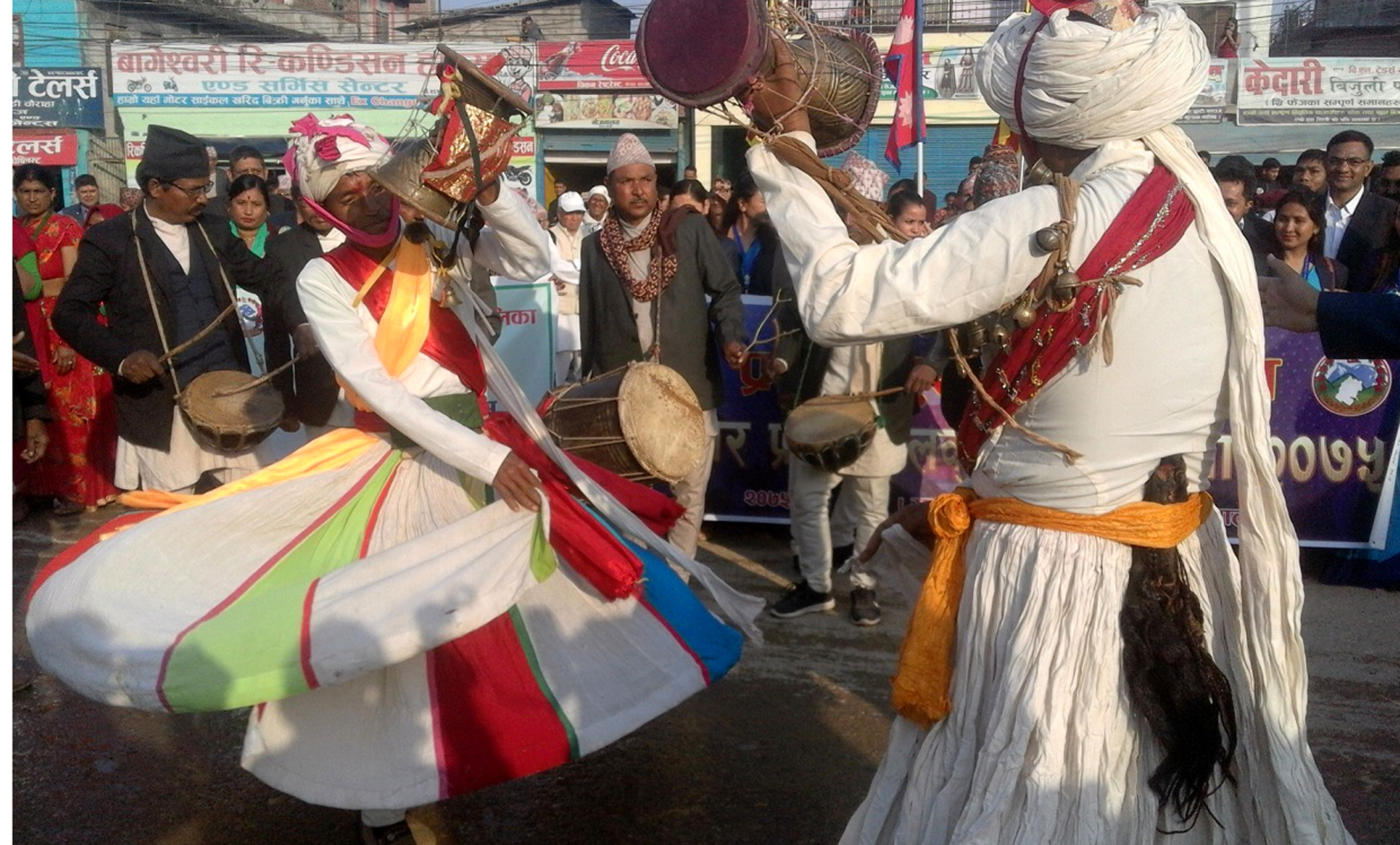 हुड्केली नाच प्रस्तुत गर्दै कलाकार