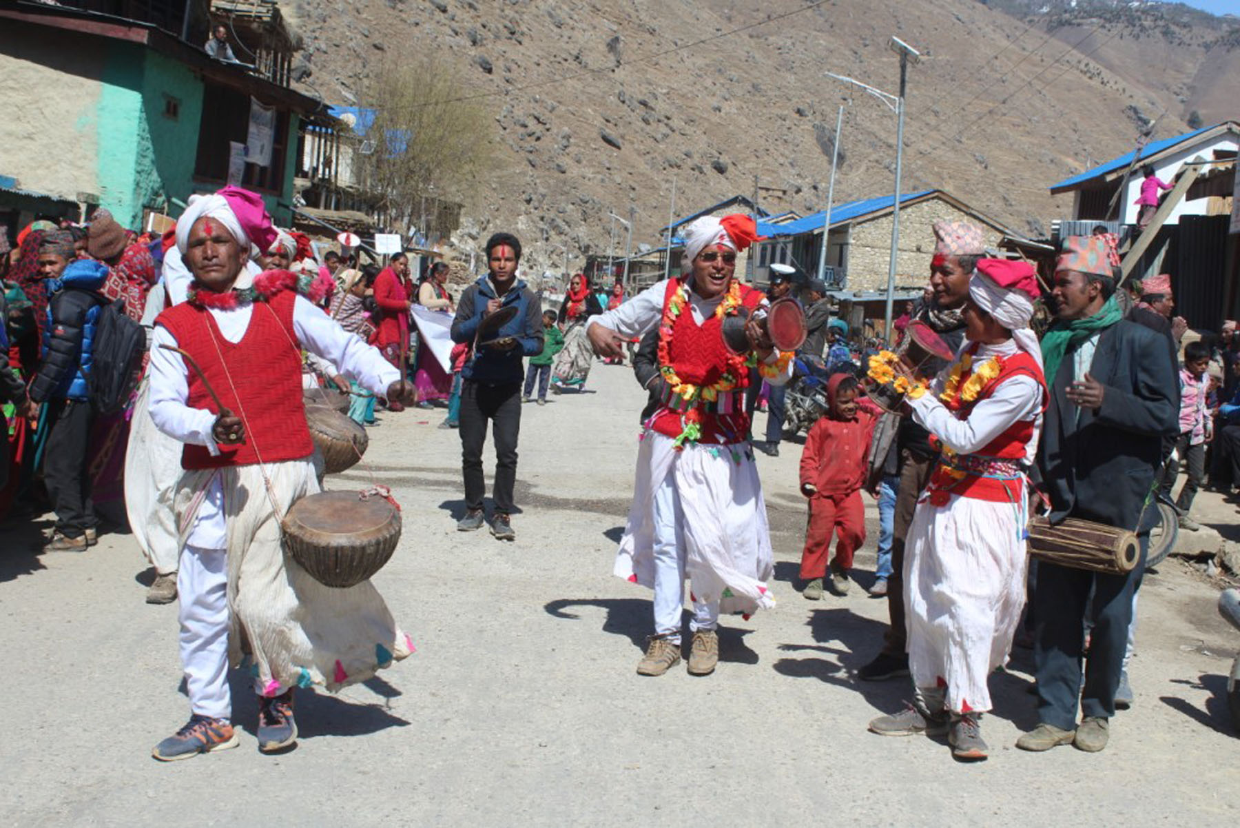 जुम्लाको पम्परागत हुके नाच देखाउँदै