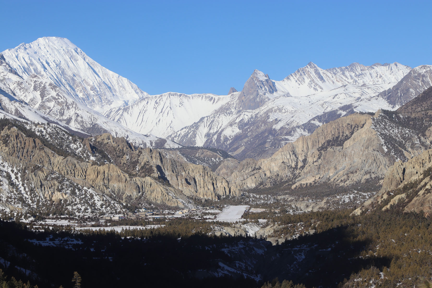 अन्नपूर्ण हिमालयको फेदीमा रहेको हुम्डे विमानस्थल