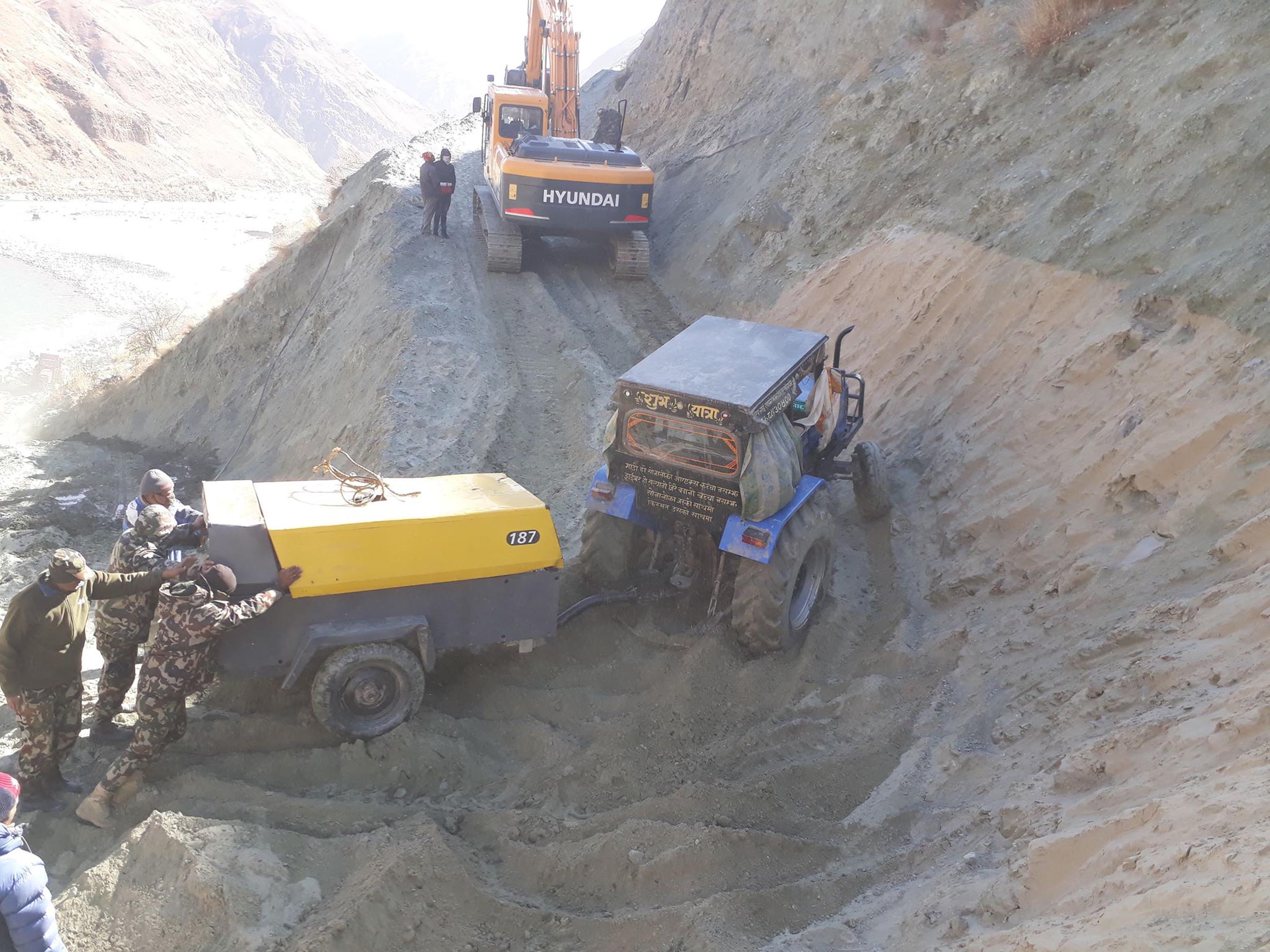 सेनाद्वारा सडक स्तरोन्नतिको काम शुरु