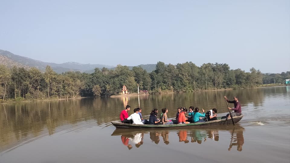 जखेरा तालमा डुङ्गा शयर गर्दै आन्तरिक पर्यटक