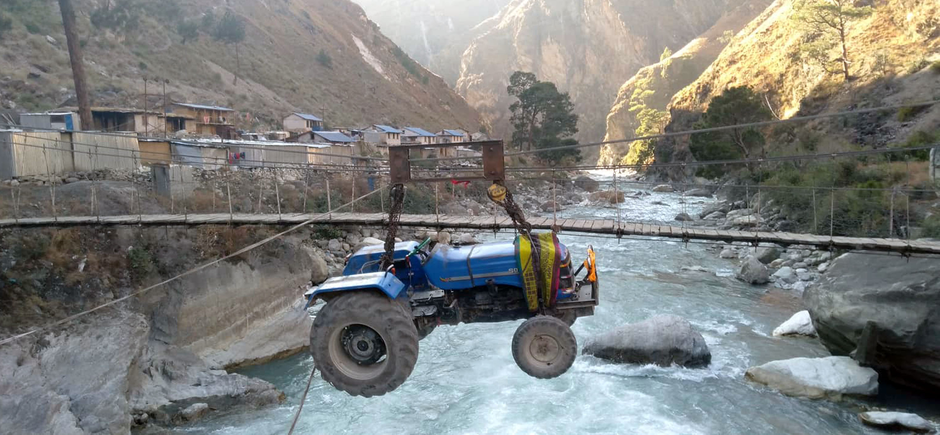 भेरी नदीमा तुईनमार्फत यातायातका साधन तार्दै