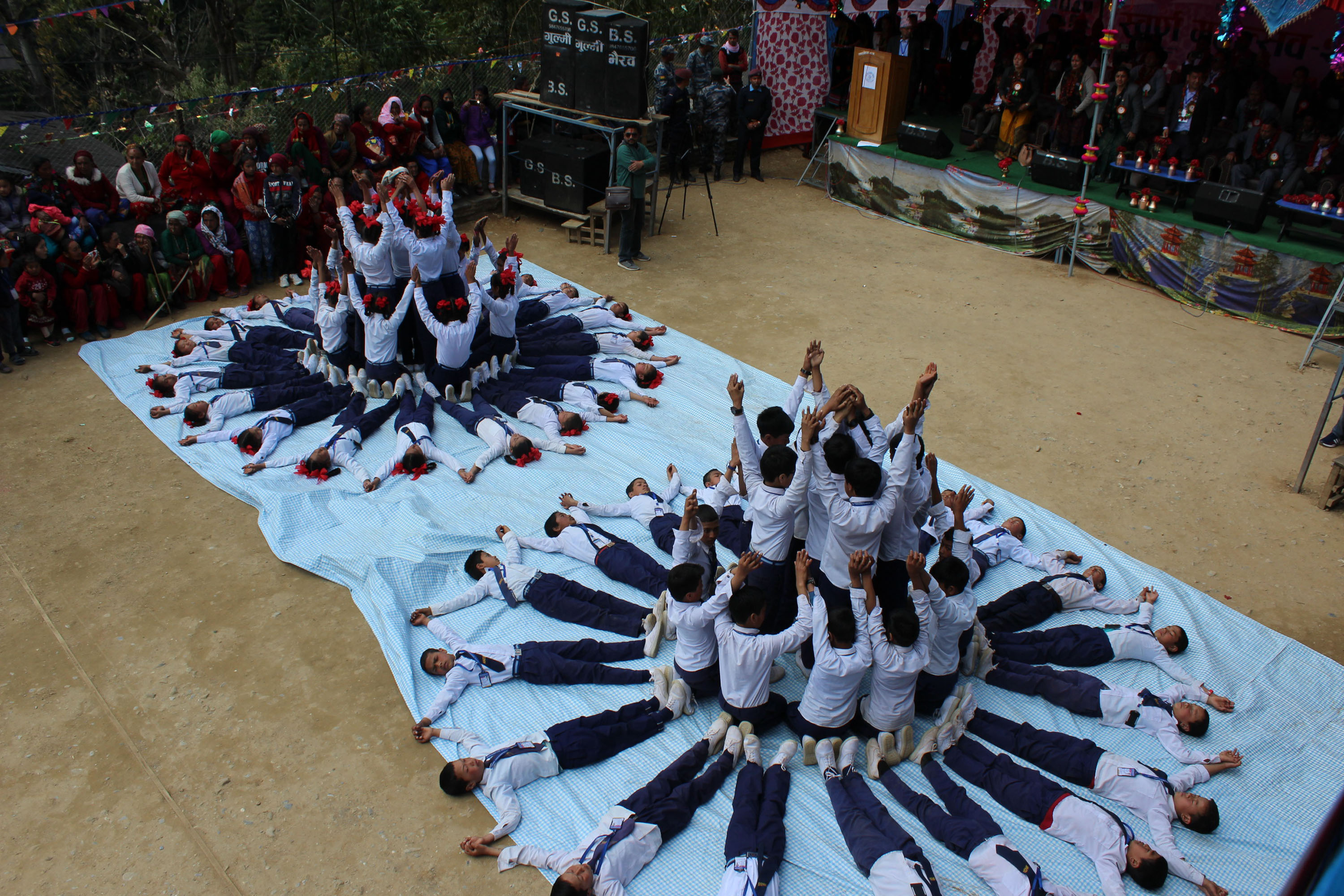 कला देखाउँदै विद्यार्थी