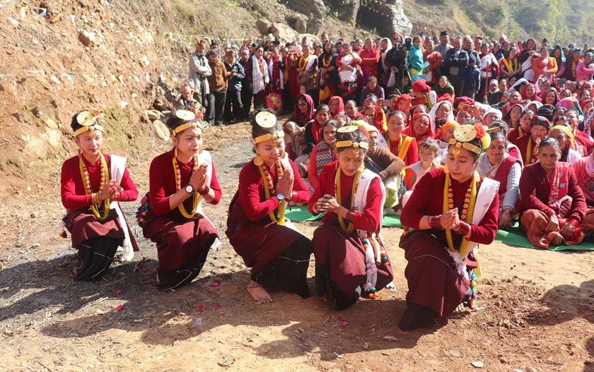 कौरा नृत्य प्रस्तुत गर्दै युवती