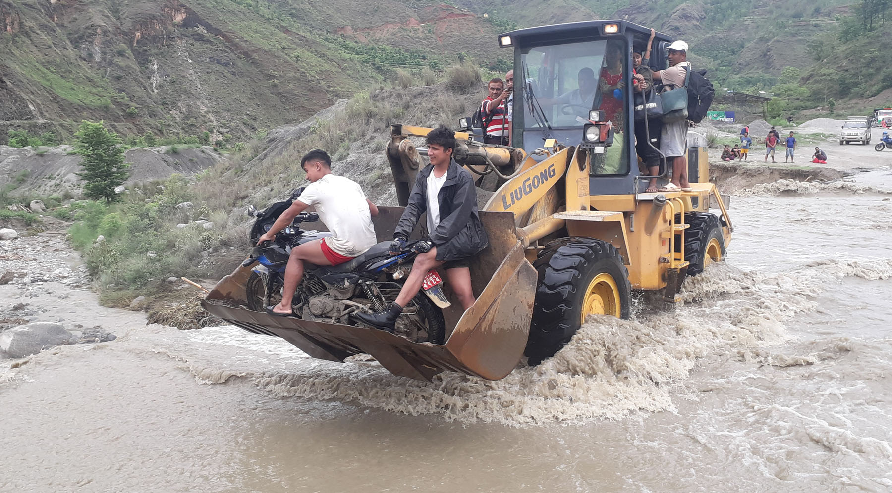 अलपत्र यात्रु र बाइक तार्दै डोजर