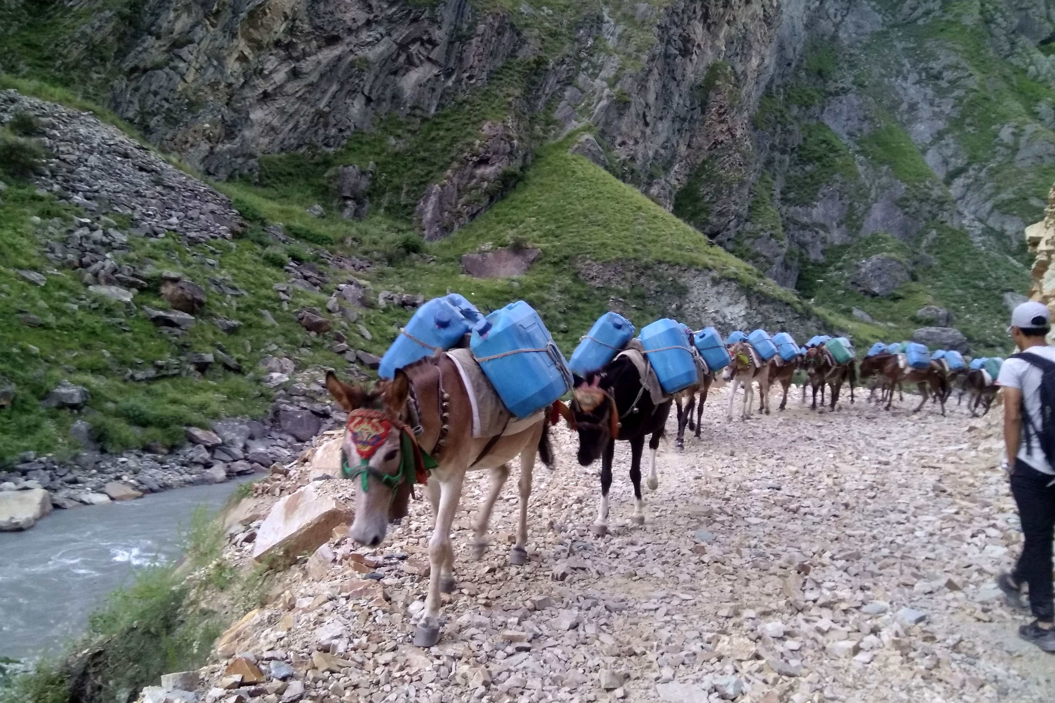 डोल्पामा हेलिकोप्टबाट ल्याइएका जीप सञ्चालनका लागि  डिजेल ढुवानी