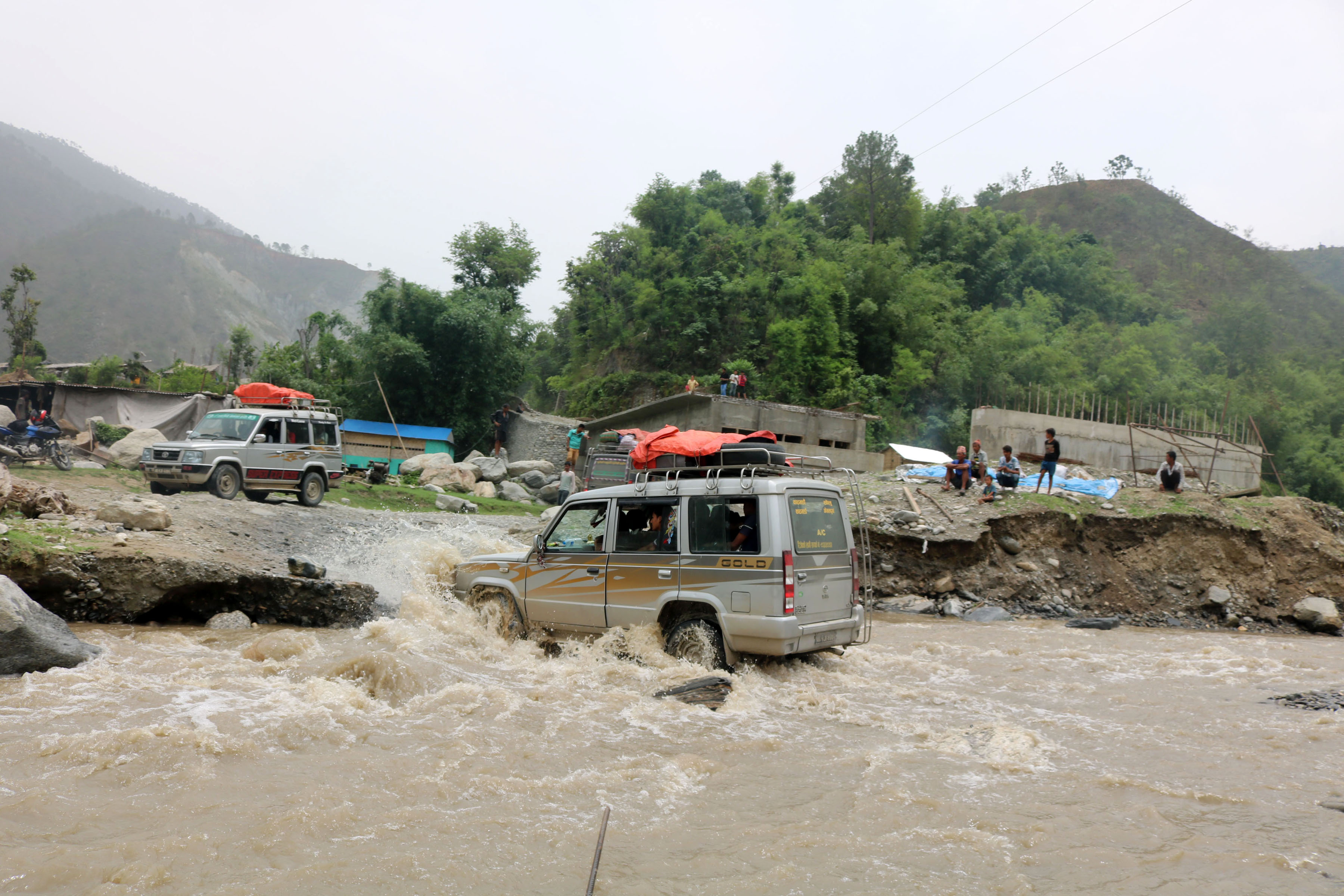 खोलामा जोखिमपूर्ण यात्रा