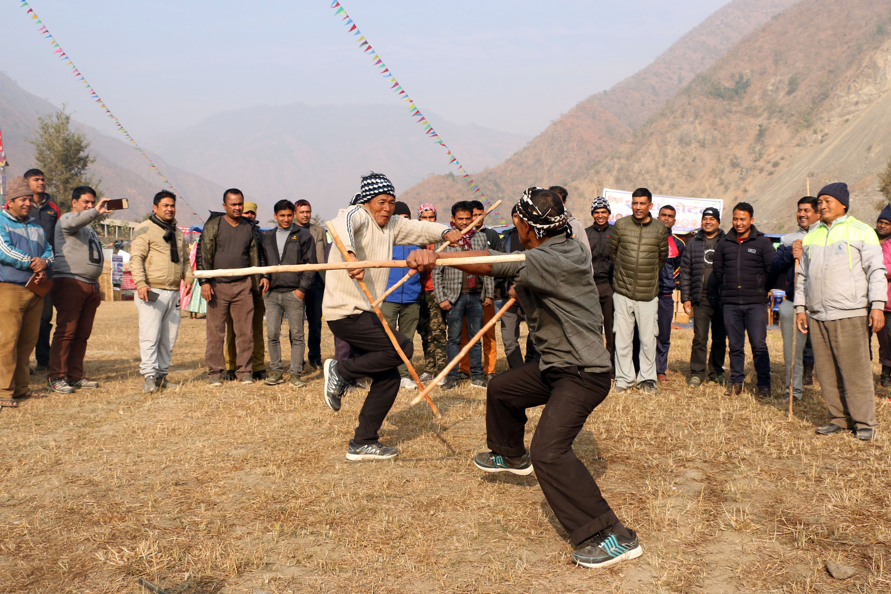 फिक्कल महोत्सवमा लठ्ठी खेल खेल्दै