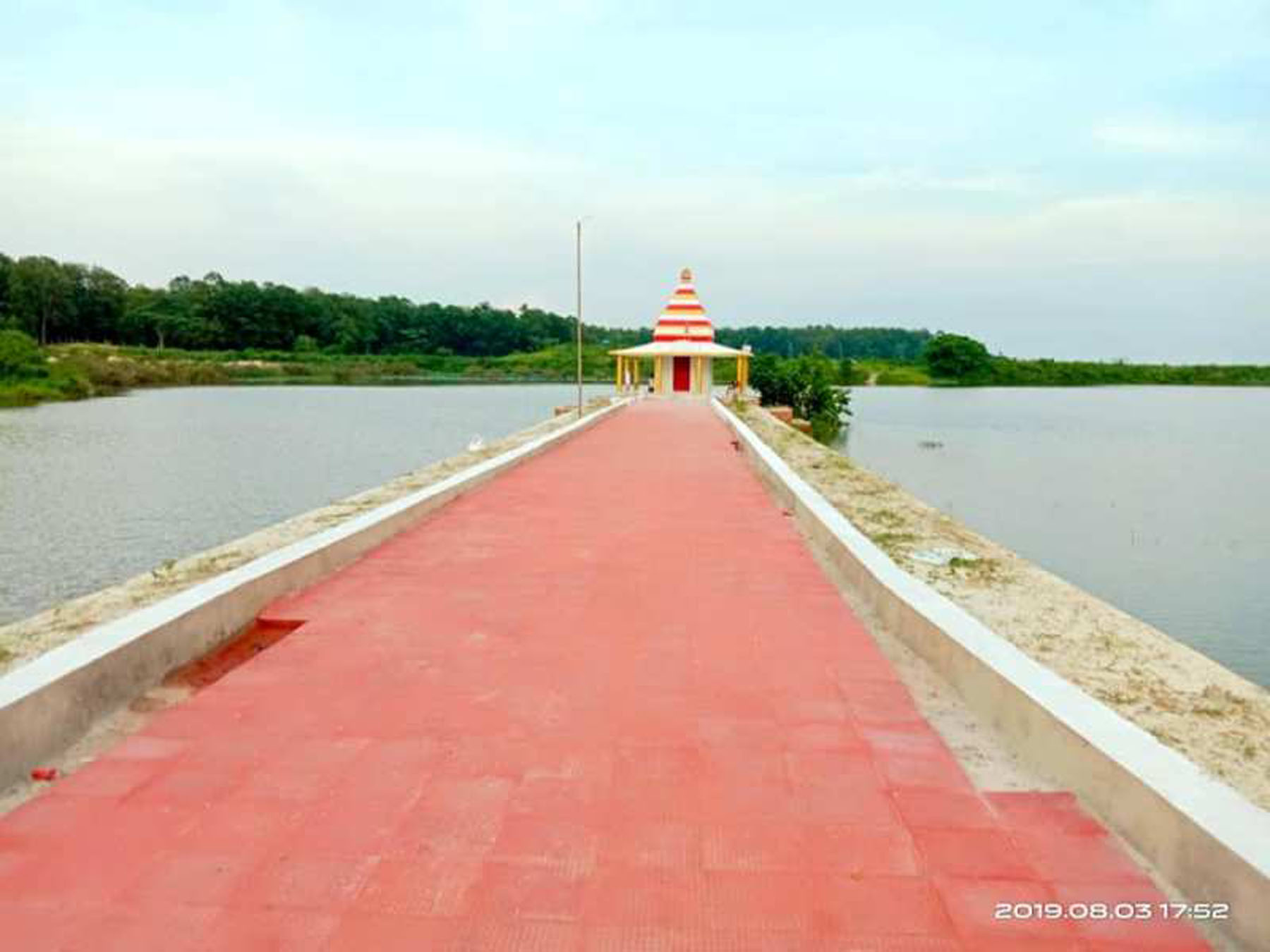 लोहजारा दह (ताल) मा ठाकुर बाबा मन्दिर