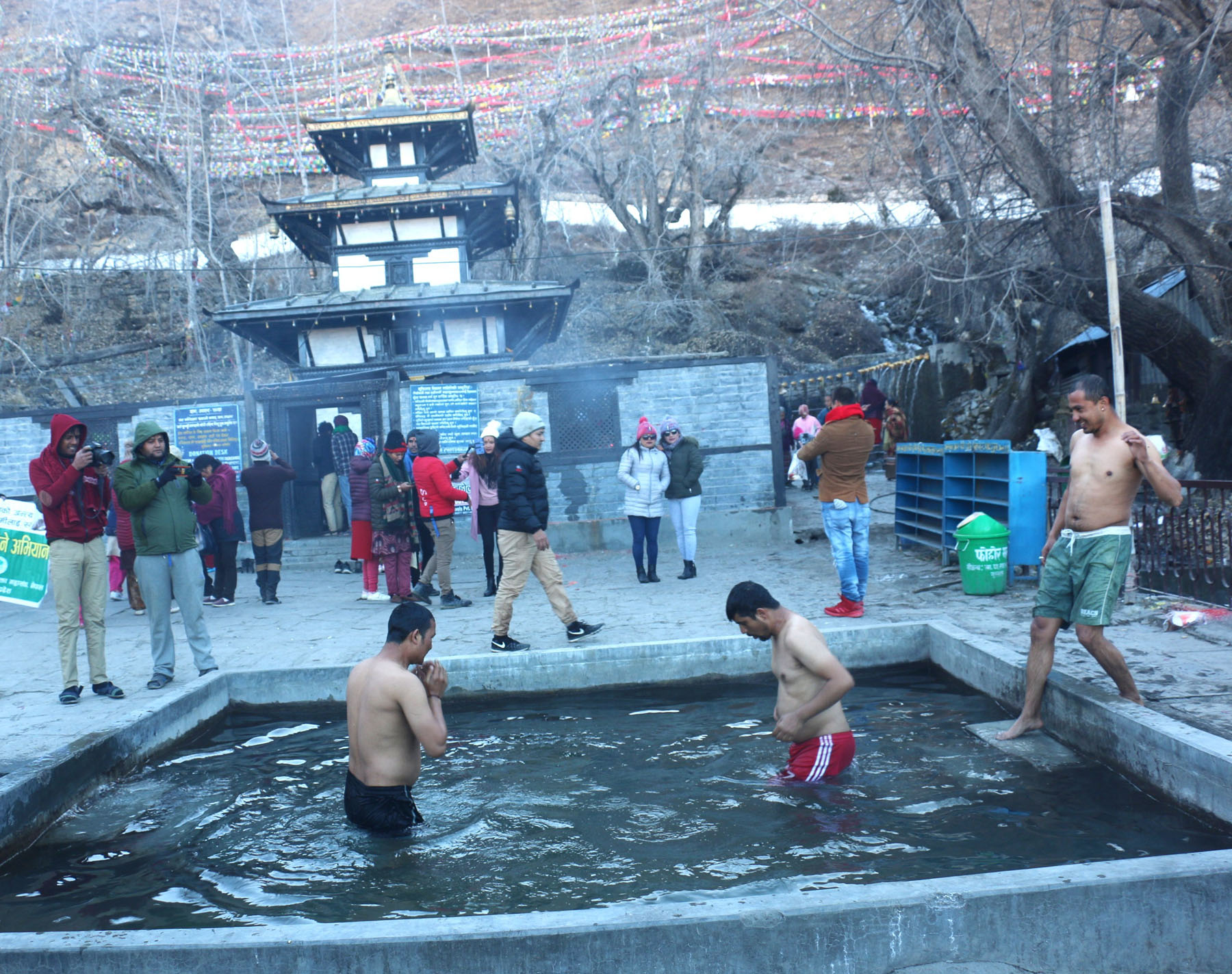 मुक्तिनाथ मन्दिर अगाडि रहेको कुण्डमा स्नान गर्दै