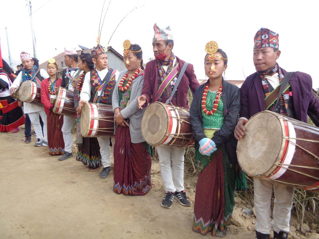 प्रधानमन्त्री ओलीलाई स्वागत गर्न जातीय पोशाकमा सजिकएका लिम्बू