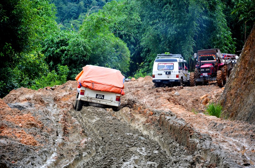 पुष्पलाल लोकमार्ग  सडकको अबस्था