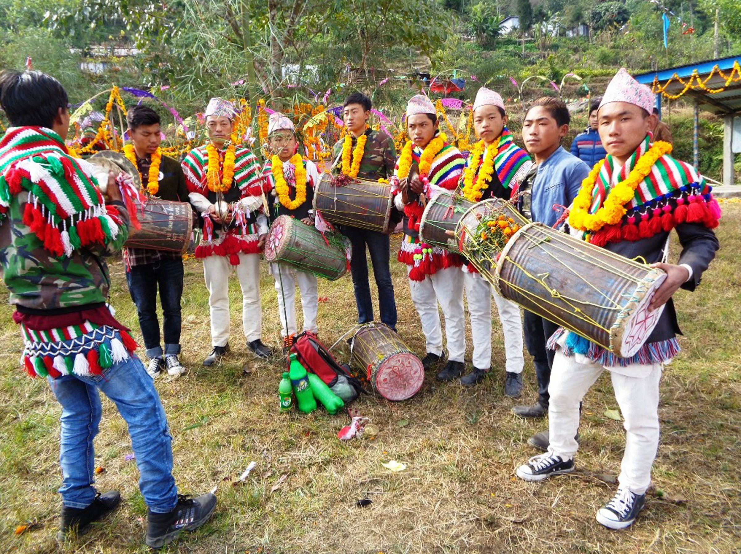 नृत्य प्रस्तुत गर्दै सुनुवार जाति