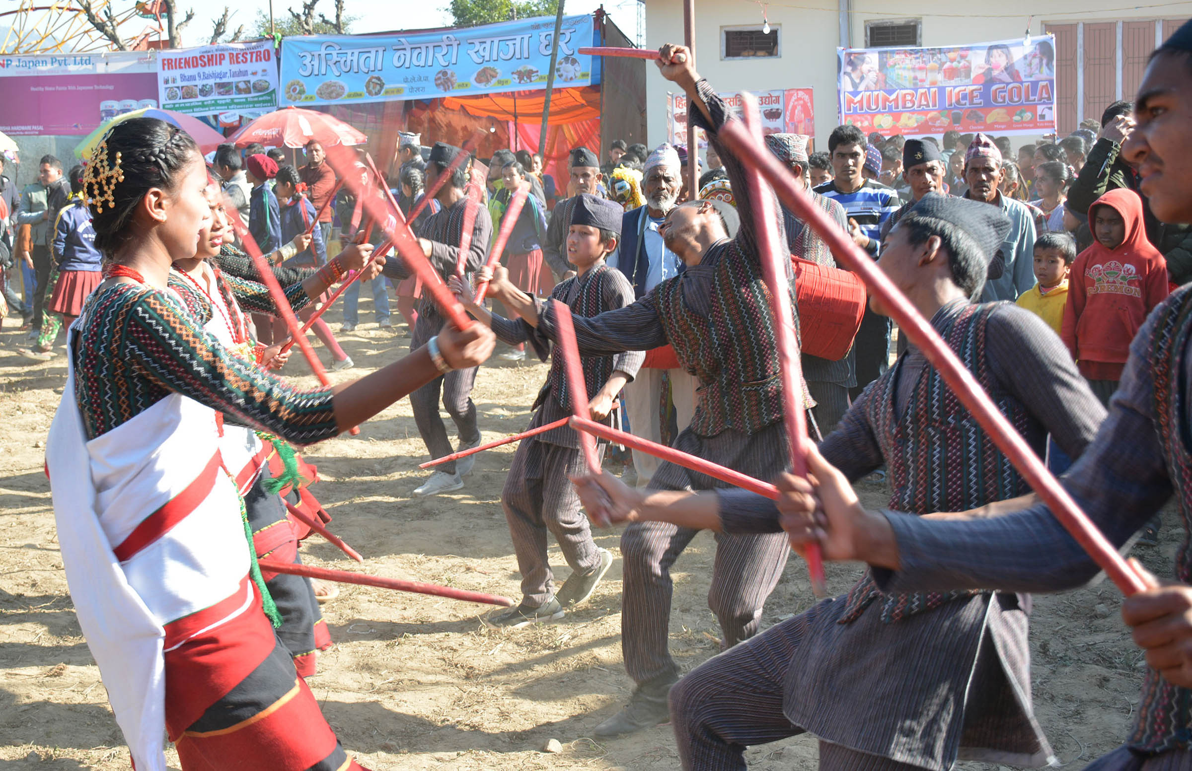 टाकटुके नृत्य प्रस्तुत युवायुवती