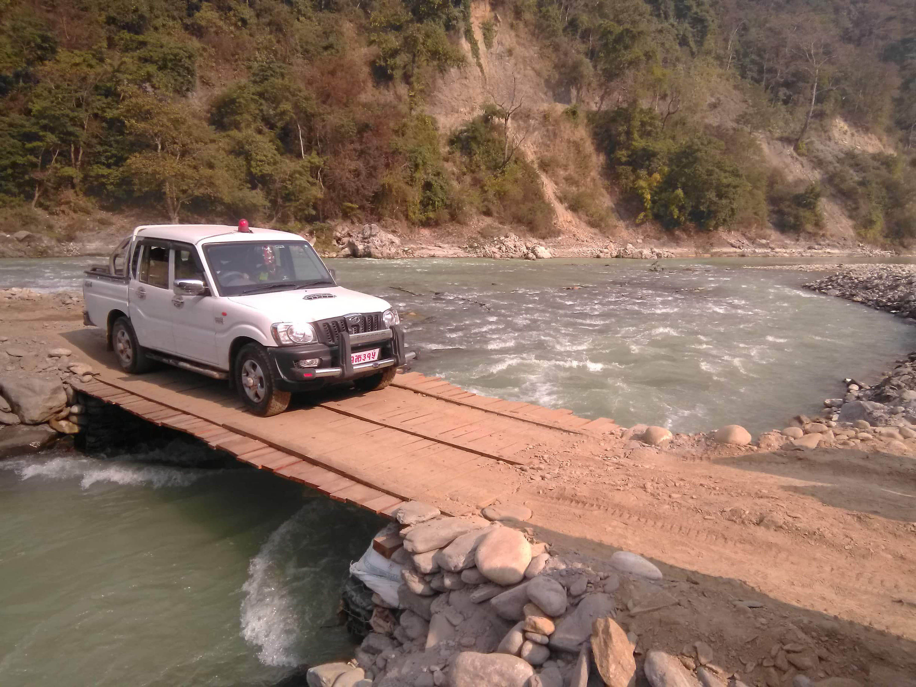 अस्थायी कजवेबाट गाडी तारिदै