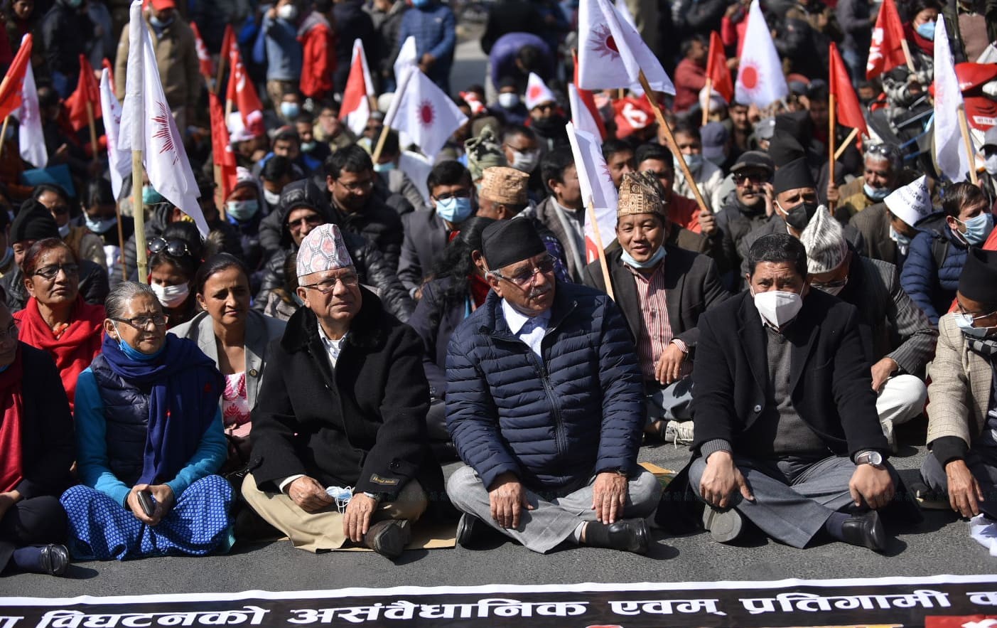 माइतीघरमा धर्ना बसे प्रचण्ड र माधव नेपाल