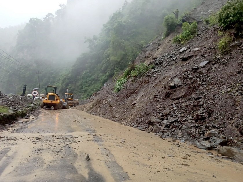 बाढी पहिरोले देशका विभिन्न भागमा क्षति, राजमार्ग अवरुद्ध