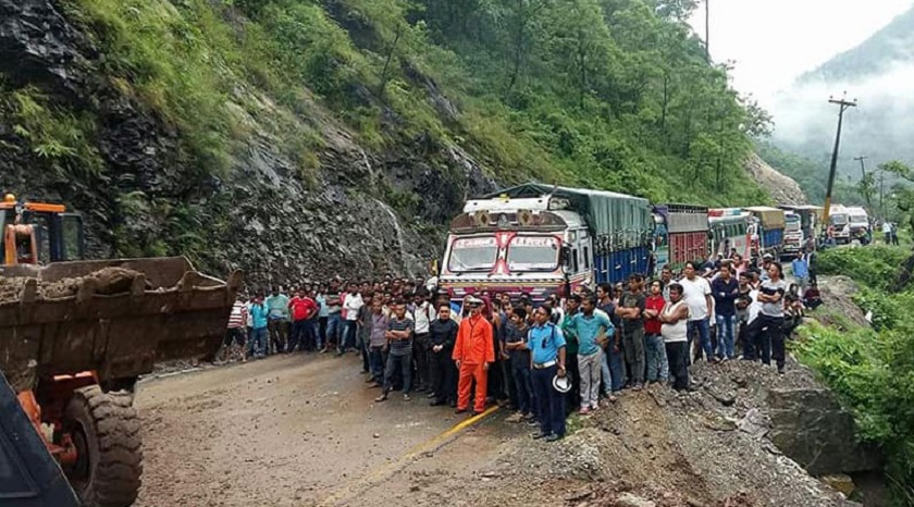 पृथ्वी राजमार्गको थर्पु–खैरेनीटार खण्ड एकतर्फी सञ्चालनमा