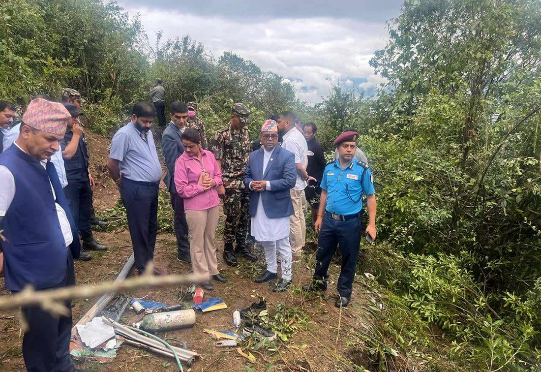 हेलिकोप्टर दुर्घटनास्थलमा पुगे पर्यटनमन्त्री पाण्डे