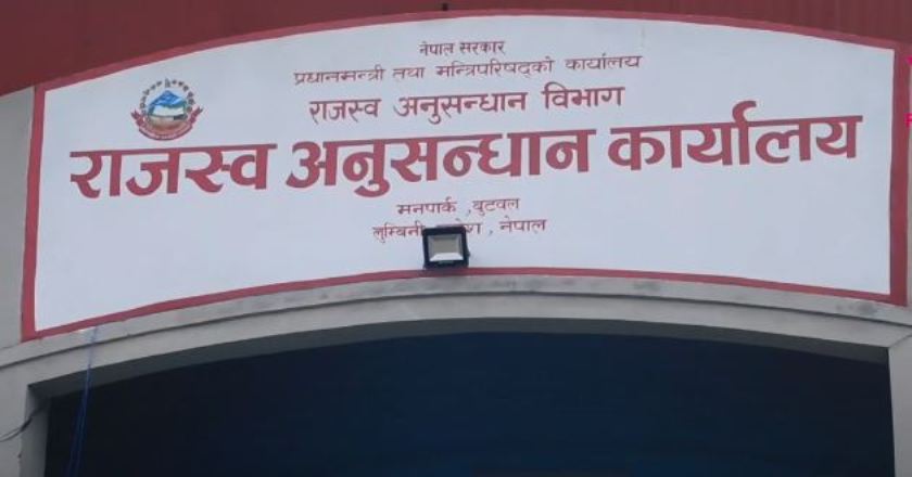 नक्कली स्टिकर काण्डमा संग्लन क्रिस्टल डिष्टिलरीको कार्यालयमा छापा