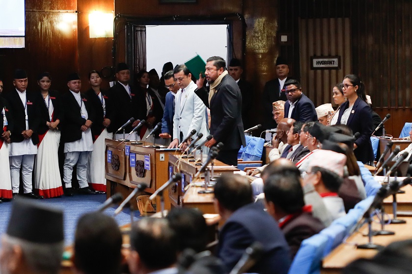 प्रधानमन्त्री ओलीले बोल्दाबोल्दै प्रतिनिधि सभा बैठक कक्षमा रास्वपा सांसदको प्रवेश