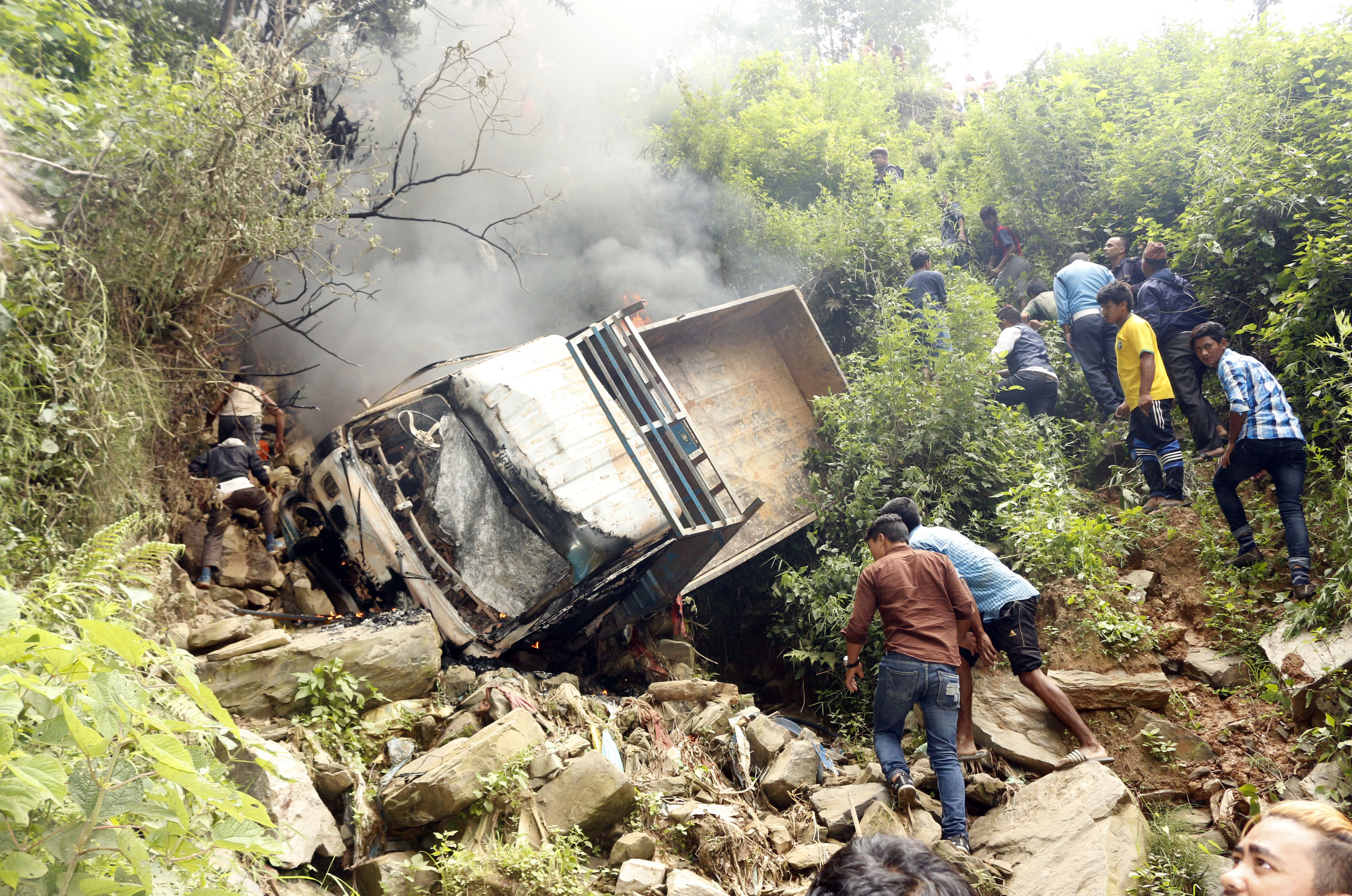 तरकारी बोक्ने गाडी पल्टिँदा एक जनाको मृत्यु, छ जना घाइते