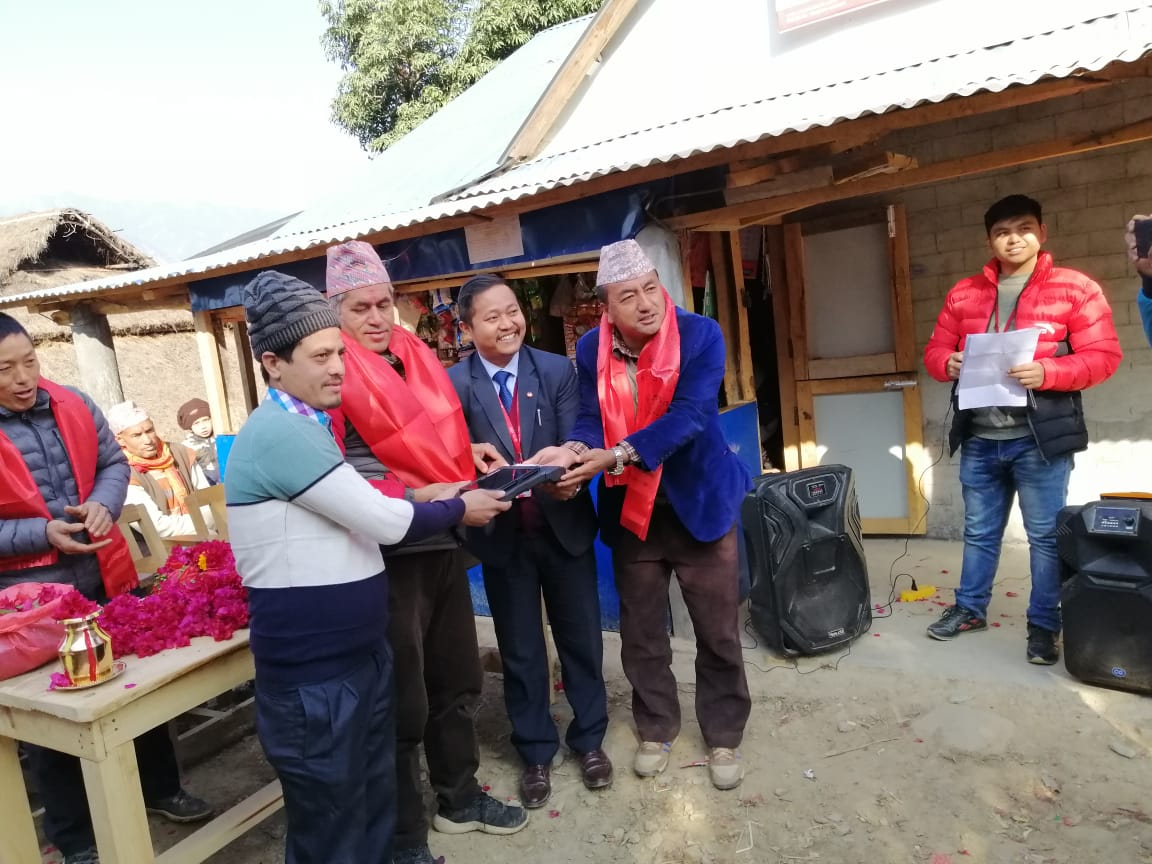 एनआई सी एशिया बैंककोे शाखारहित बैंकिङ्ग सेवा ओखलढुङ्गाको कुन्तादेवी पसल डाँडामा