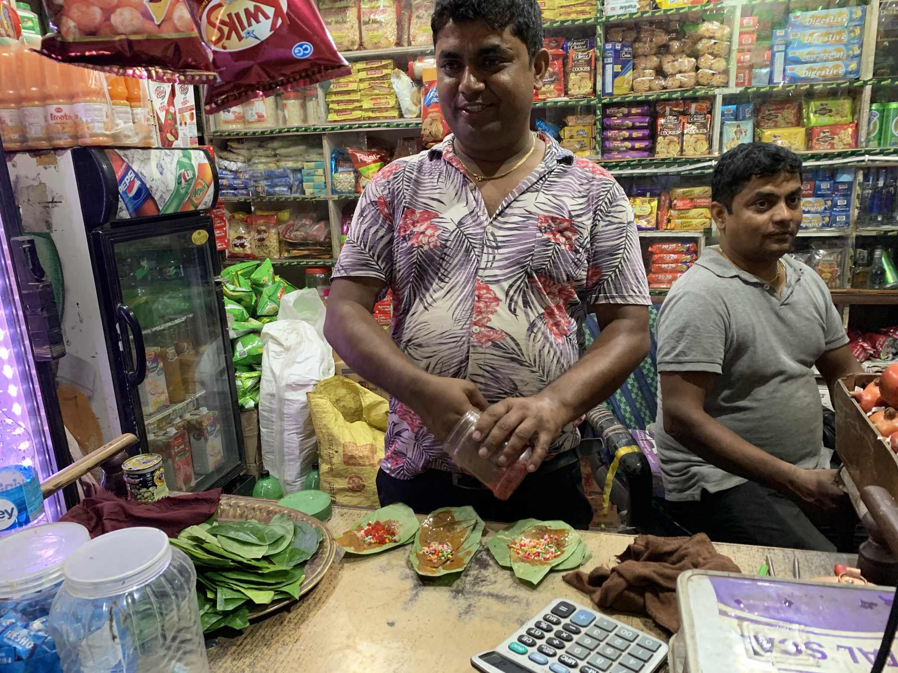 आफ्नै देश फर्किएर पान पसलमा रमाउँदै दाजुभाइ