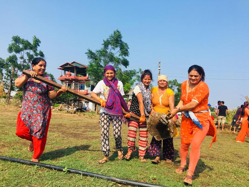 रंगशाला निर्माणमा जुटे स्थानीय, सयौंले गरे श्रमदान