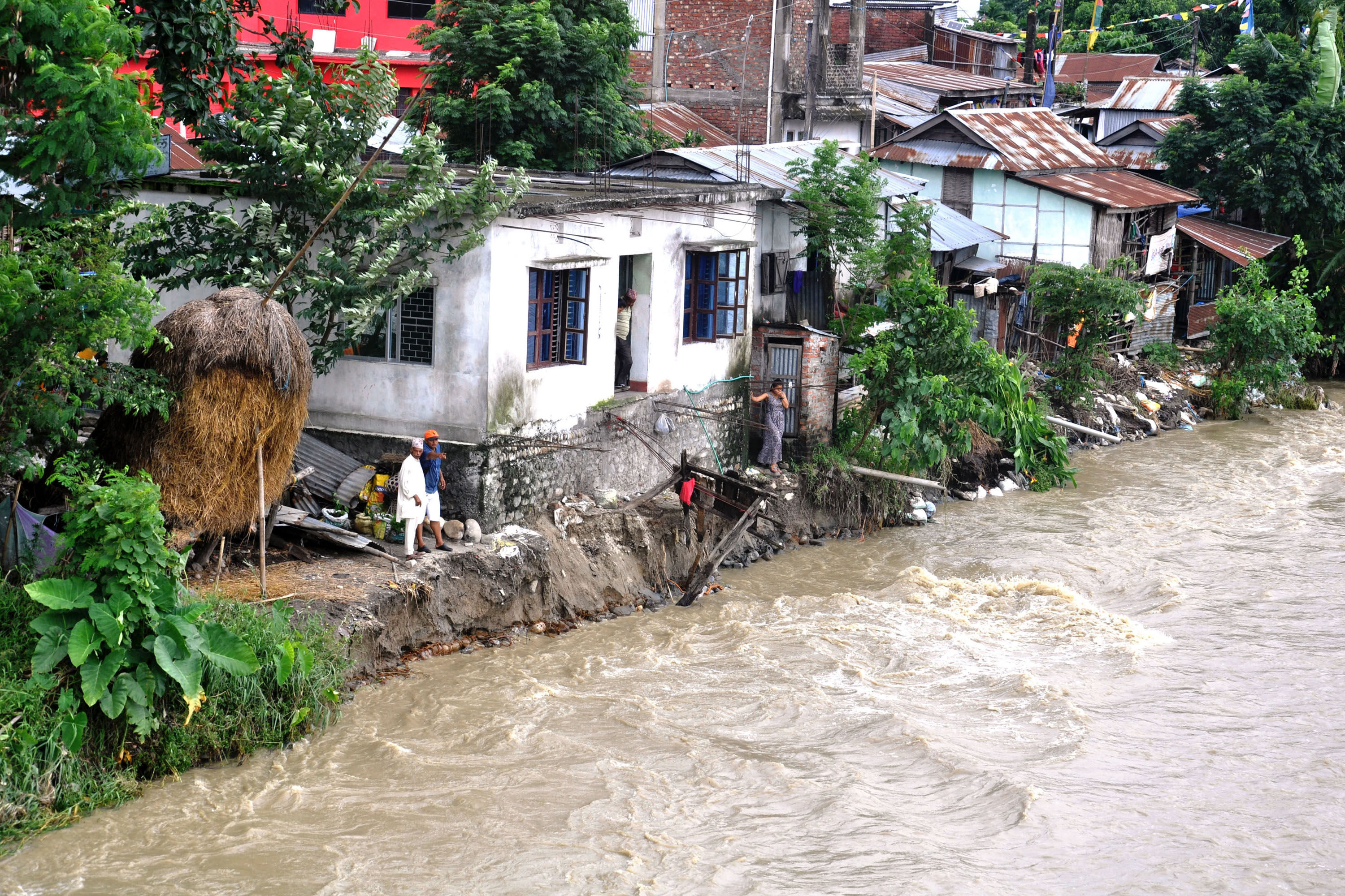 रतुवा खोलाले दुई परिवार विस्थापित