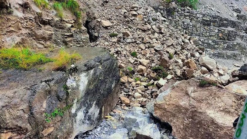 पहिरोले जयपृथ्वी राजमार्ग अवरूद्ध, सवारीसाधन बाटोमा रोकिए