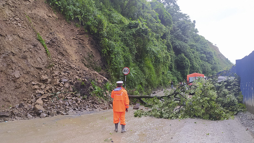 प्रमुख राजमार्ग अवरुद्ध हुँदा सार्वजनिक यातायात प्रभावित