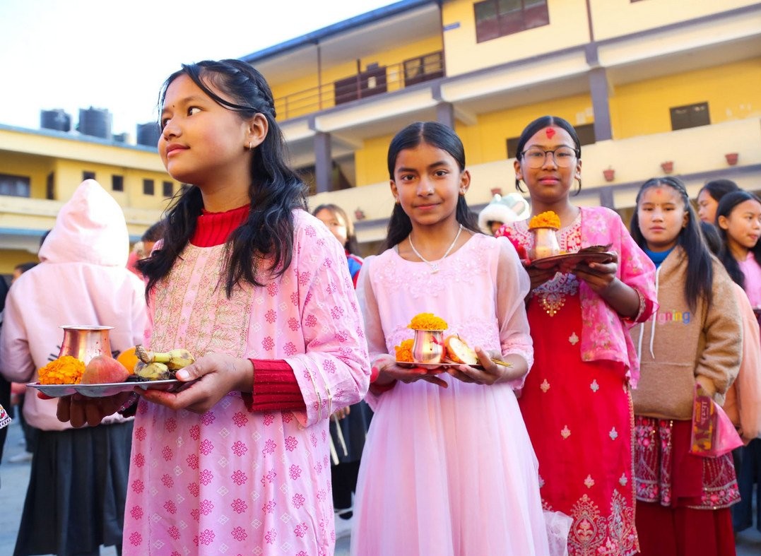 सरस्वतीको पूजाको अवसरमा विद्यालयमा विद्यार्थीहरूको पूजा आराधना