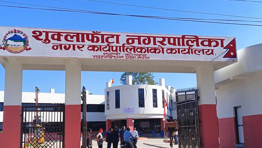 सडक आसपासका अवैध संरचना भत्काउँदै नगरपालिका