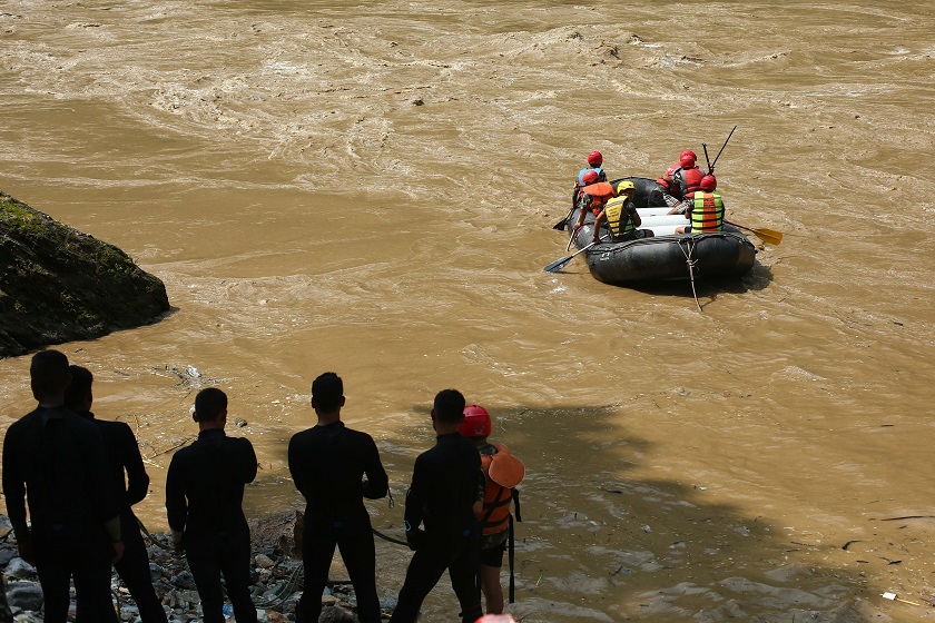 सिमलताल दुर्घटना अध्ययन कार्यदलले आज गृहमन्त्रीलाई प्रतिवेदन बुझाउदै