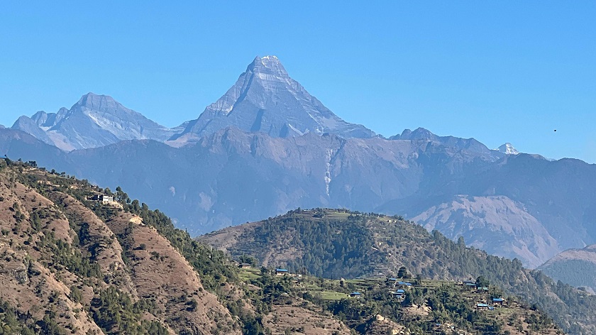 काला पत्थरजस्तो देखियो हिउँविहीन सिस्ने हिमाल