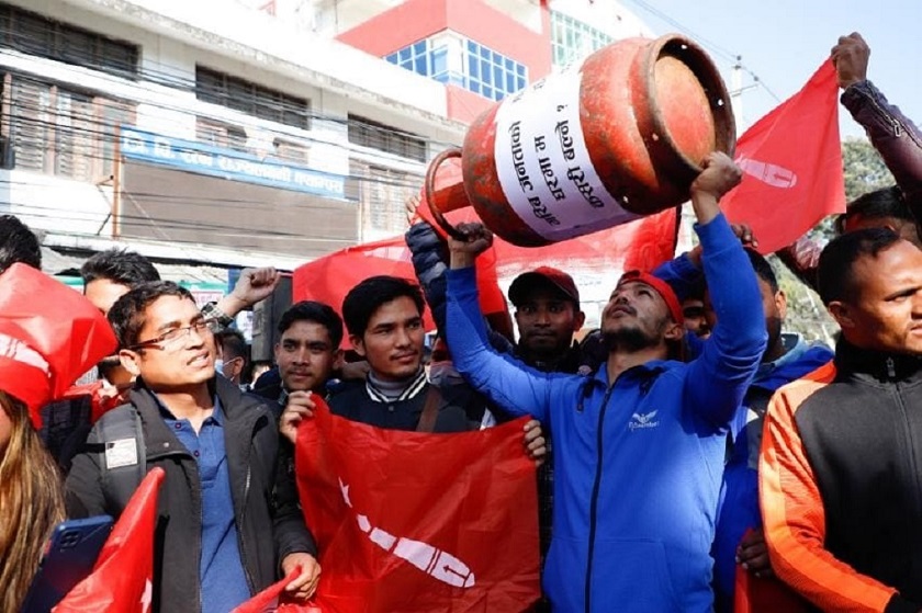 पेट्रोलियम पदार्थको मुल्यवृद्धि विरुद्ध सिलिन्डरसहित प्रदर्शन