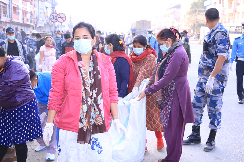 नारायणगढ बजारको फोहर सफा गर्न मेयर रेनु दाहाल निस्केपछि...