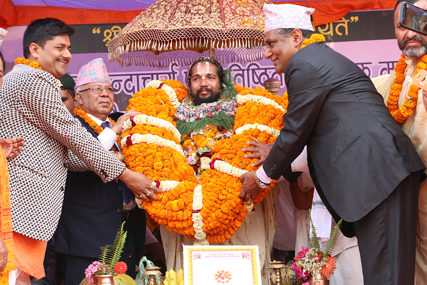 चितवनमा जगतगुरु डा वैष्णव कृष्णदासजी महाराजलाई २१ किलोको माला (फोटोफिचर)