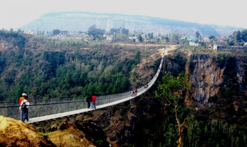 झोलुङ्गे पुलमा आन्तरिकसँगै बाह्य पर्यटकको घुइँचो, मोटरसाइकल चढेर पुलमा ओहरदोहर