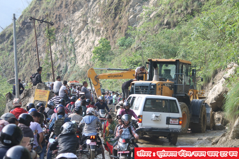 वर्षाका कारण पहिरो झरेर अवरुद्ध बुटवल तानसेन सडकखण्ड एकतर्फी सञ्चालन