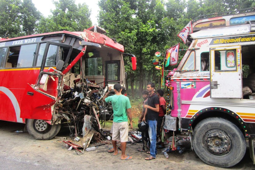 दुर्घटनामा परेको बस र ट्रक