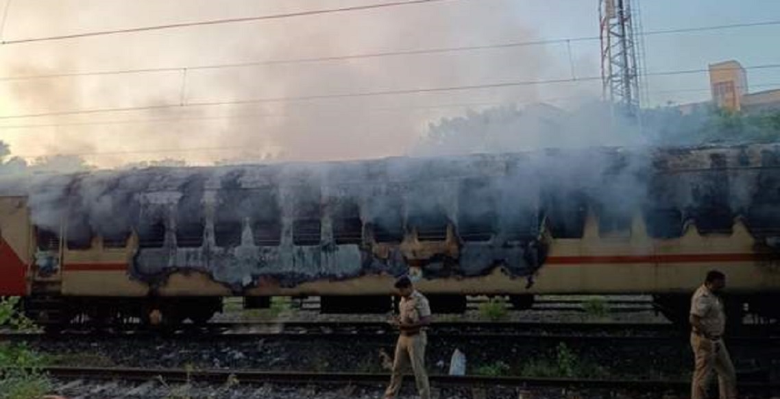 तमिलनाडुमा तीर्थयात्री बोकेको रेलमा लाग्यो आगो, ८ जनाको मृत्यु