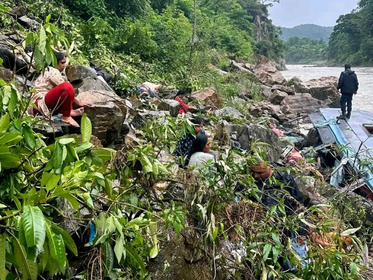 सडक बन्द गरी मर्स्याङ्दीमा खसेको बस निकालिँदै