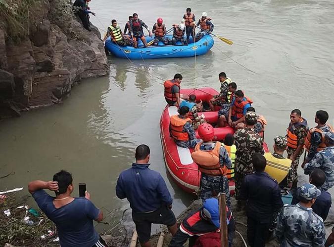 त्रिशूलीमा बस खस्दा ६ जनाको मृत्यु