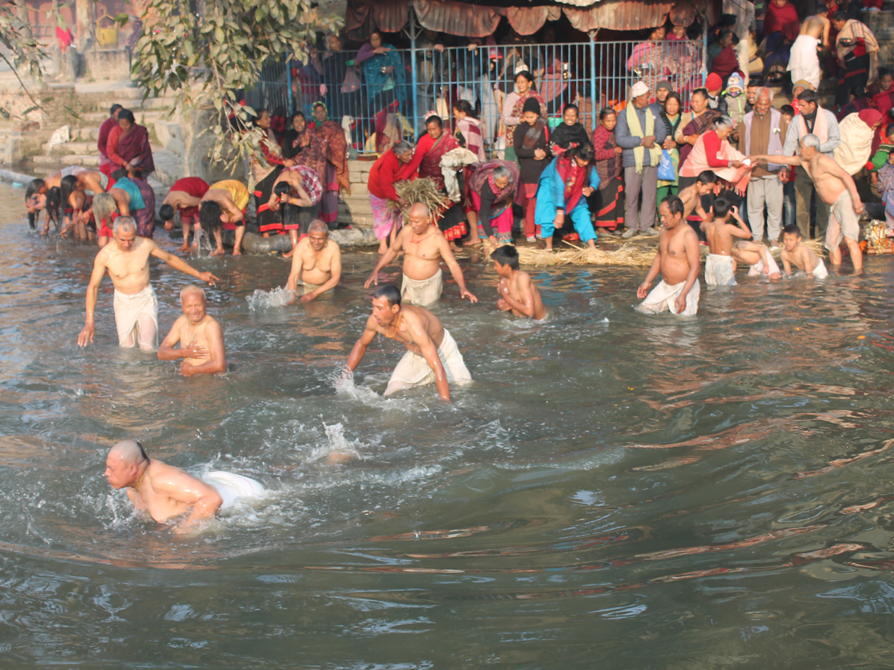 त्रिवेणीघाटमा एकमहिने माधवनारायण मेला शुरु