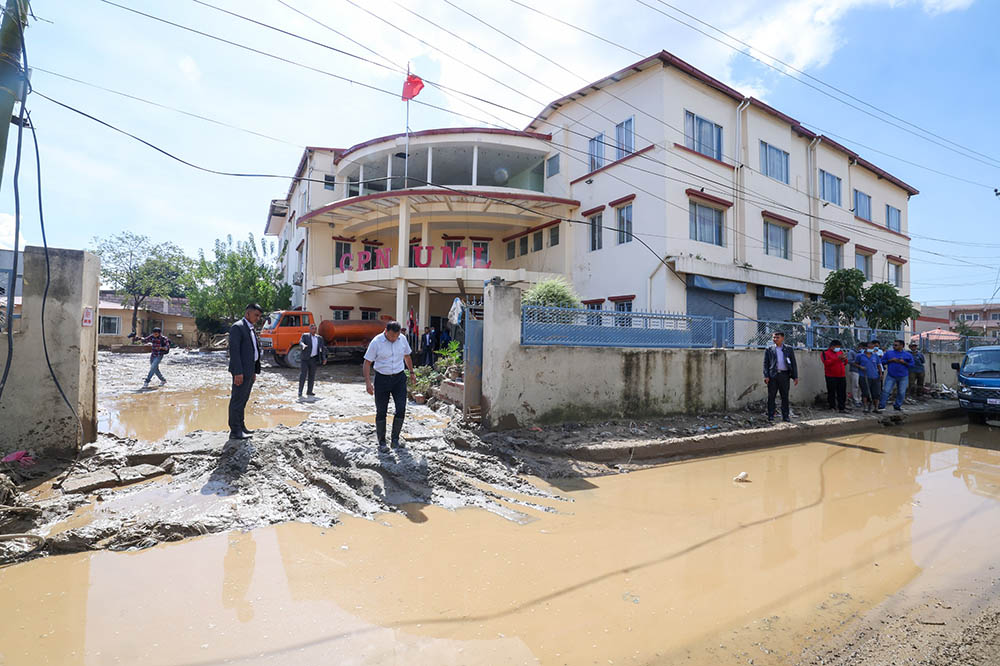 प्रधानमन्त्री ओलीबाट क्षतिग्रस्त एमाले केन्द्रीय कार्यालयको अवलोकन